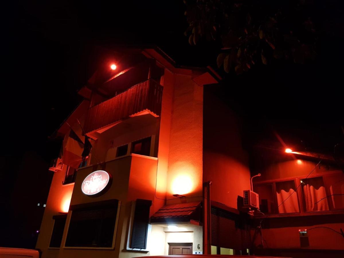 Guest house Pensiunea Red Rose 4*
